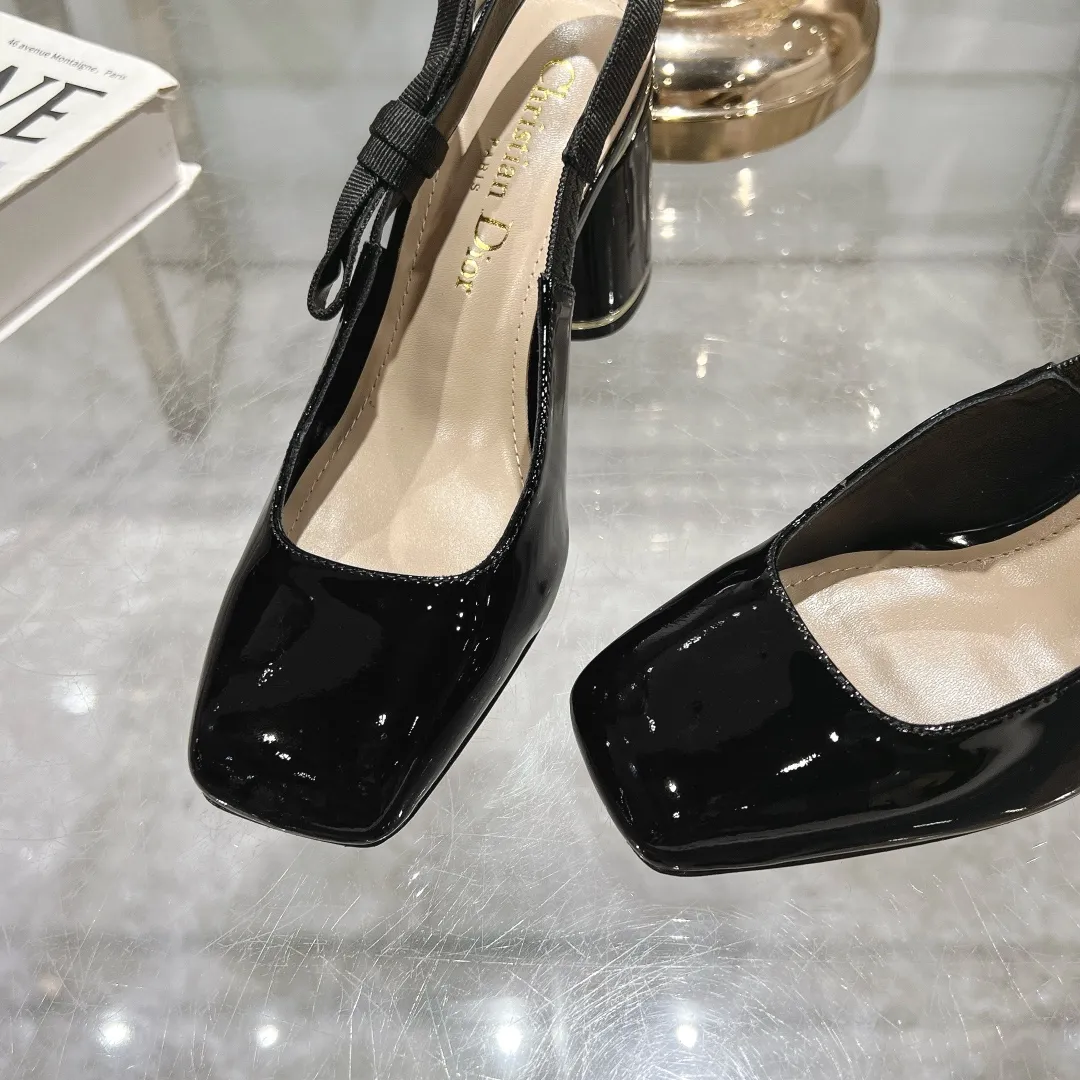 👟👟Ex-factory price 540👟👟Dior 2025 early spring new style Rhodes series women's sandals with special-shaped heel and empty back. Stars' same letter logo with electric embroidery process ➕Hardware buckle high-heeled women's shoes. The outside is decorated with butterflies 🦋knots for decoration, which makes the whole pair of shoes beautiful. 🌟Original development of top-end high-end version Material: imported patent leather upper, water-dyed sheepskin lining, foot pads + Italian leather outsole Heel height: 4cm 7.5cm Size: 35-41 standard code (40.41 customization is not returnable)